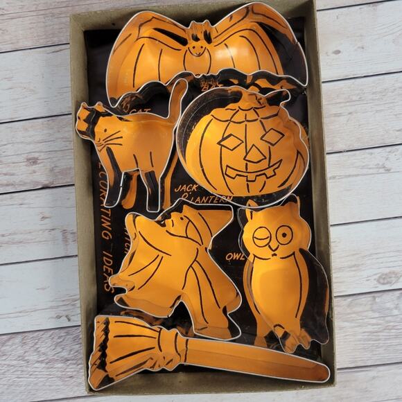 Vintage Halloween Trick or Treat Cookie Cutters Metal 6 - Picture 3 of 6